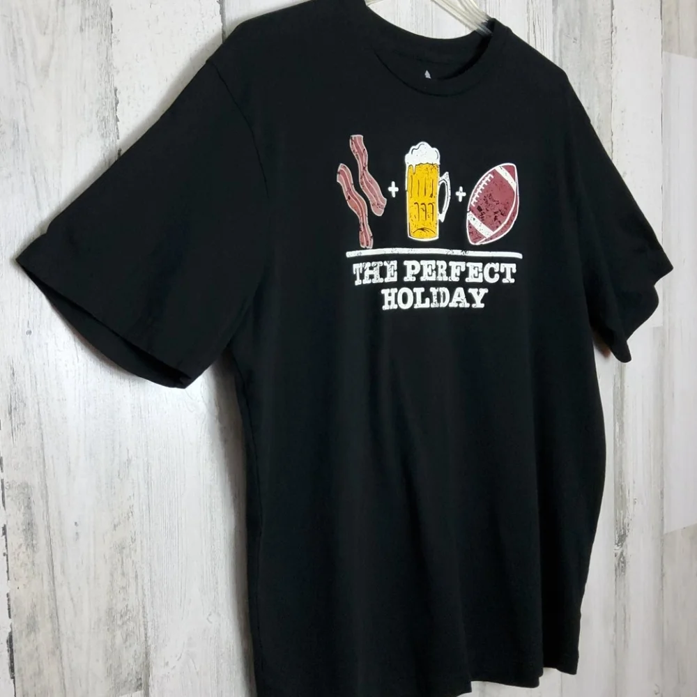 Holiday graphic t-shirt🏈‎
